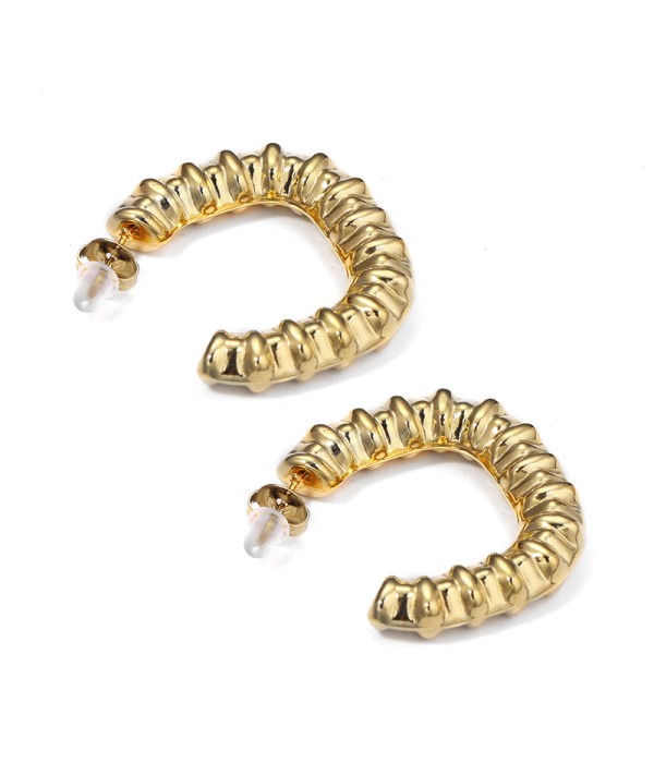 Pendientes dorados con textura acanalada