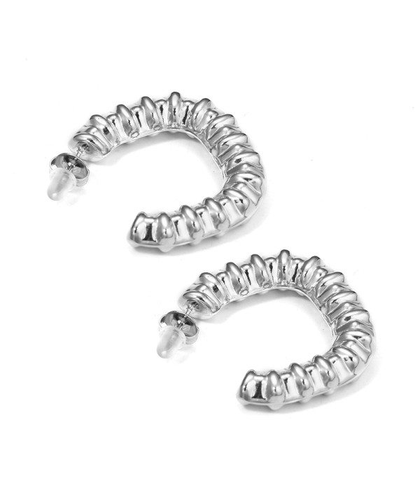 Pendientes plateados con textura acanalada