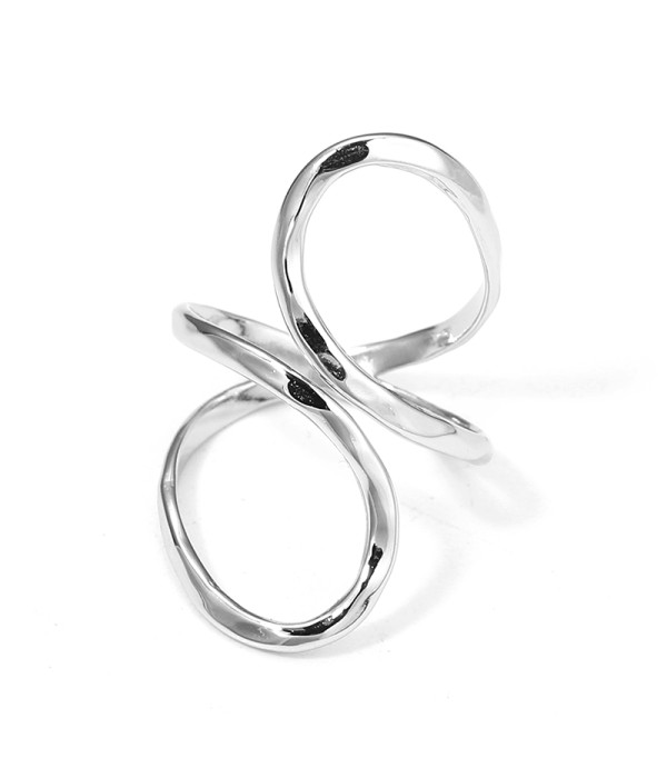 Anillo cruzado plateado estilo infinito