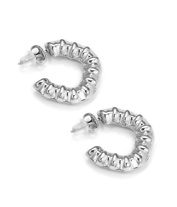 Pendientes de aro plateados gruesos con textura arrugada