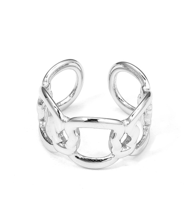 Anillo plateado diseño de eslabones