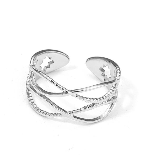 Anillo plateado cruzado con texturas