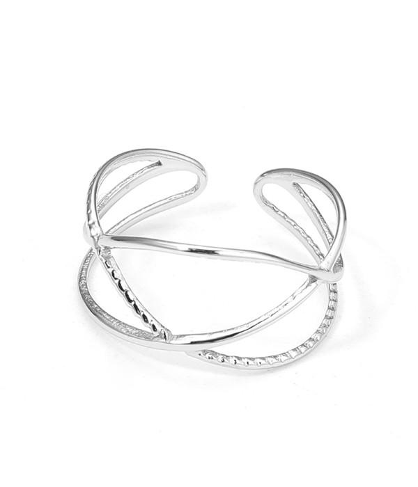 Anillo abierto plateado de líneas entrelazadas