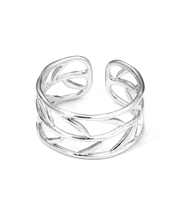 Anillo abierto plateado con diseño de hojas caladas