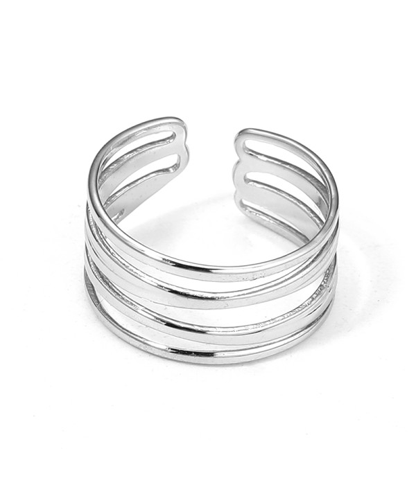 Anillo abierto plateado de líneas paralelas