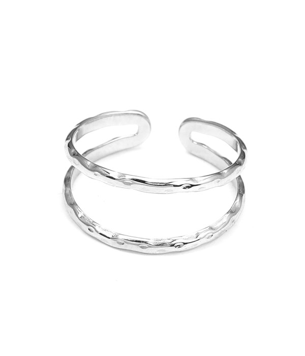 Anillo plateado martillado de doble banda
