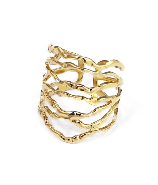 Anillo dorado de diseño orgánico en múltiples bandas