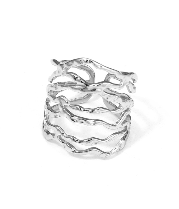 Anillo plateado de diseño orgánico en múltiples bandas