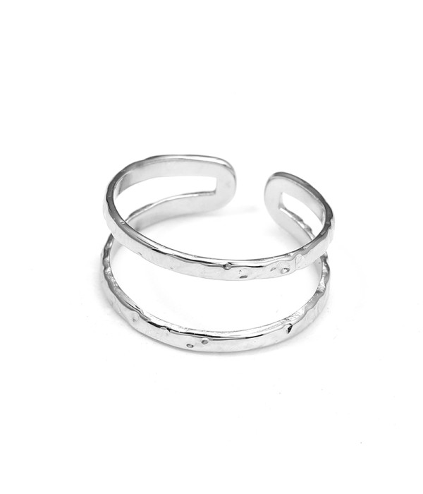 Anillo abierto martillado de doble banda