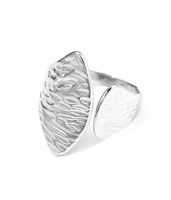 Anillo abierto plateado con placas texturizadas