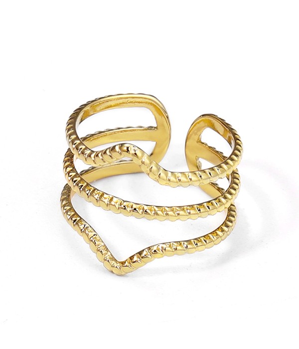Anillo dorado triple línea con textura ondulada