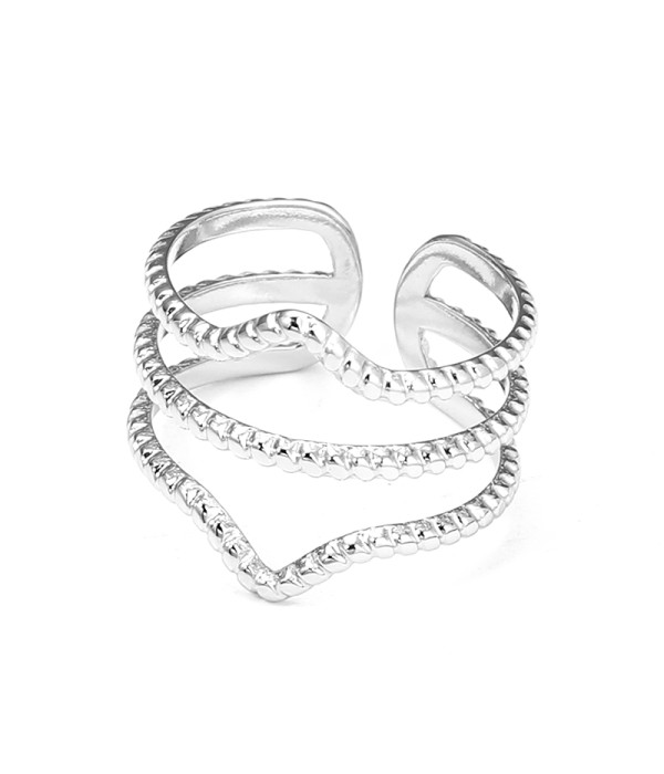 Anillo plateado triple línea con textura ondulada