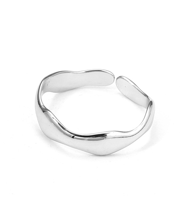 Anillo plateado abierto de contorno ondulado