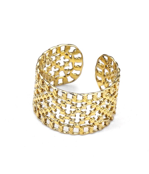 Anillo dorado ancho con patrón calado