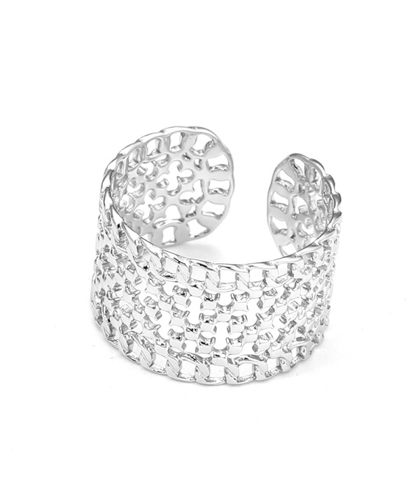 Anillo plateado ancho con patrón calado