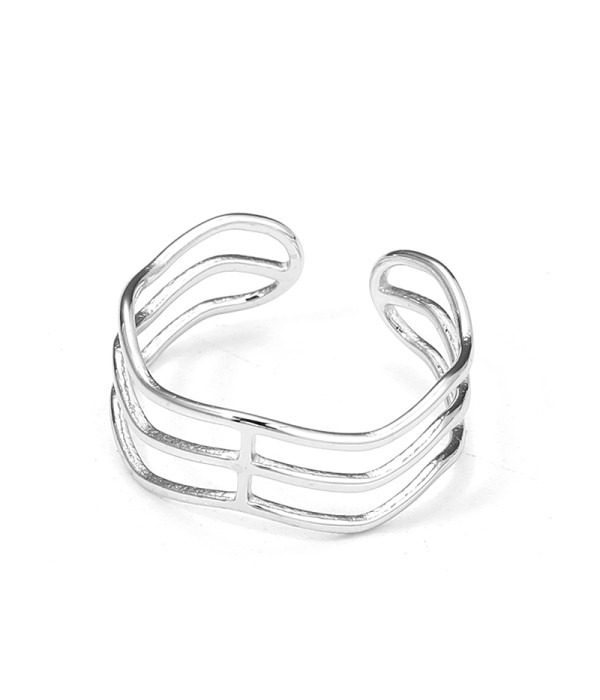 Anillo plateado de líneas onduladas abiertas