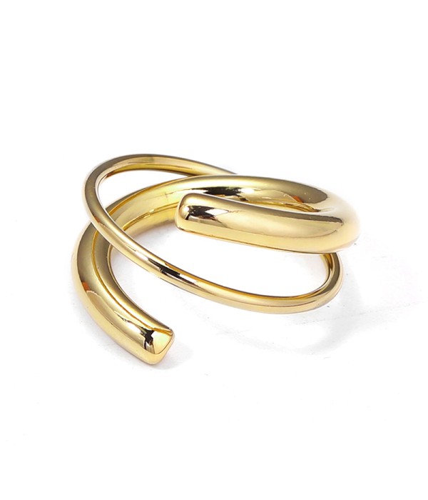 Anillo dorado con diseño envolvente asimétrico