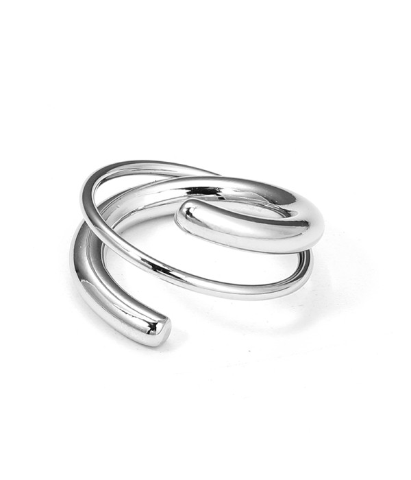 Anillo plateado con diseño envolvente asimétrico