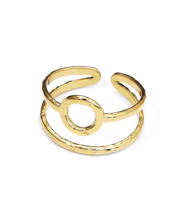 Anillo dorado con círculo central martillado