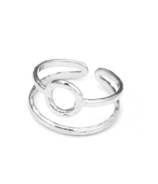 Anillo plateado con círculo central martillado