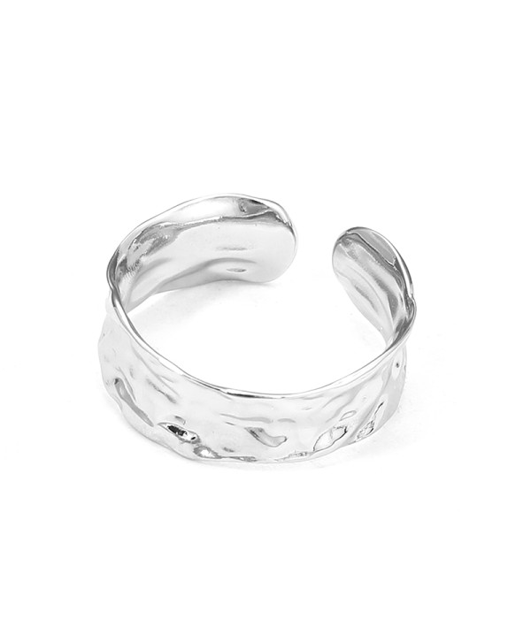 Anillo plateado texturizado ancho