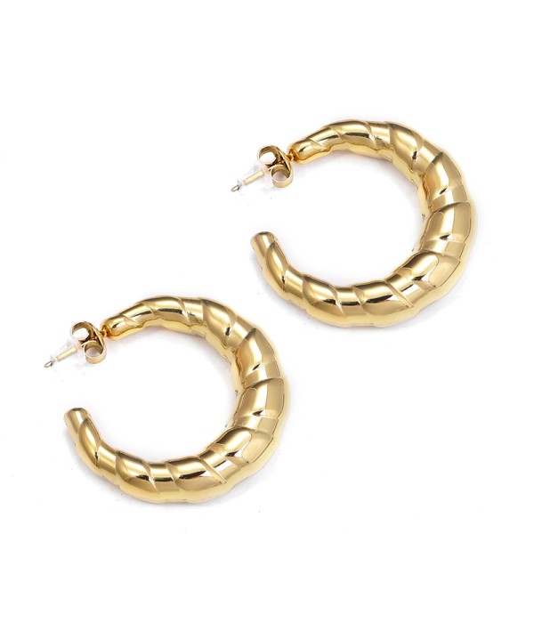 Pendientes de aro dorados trenzados con volumen