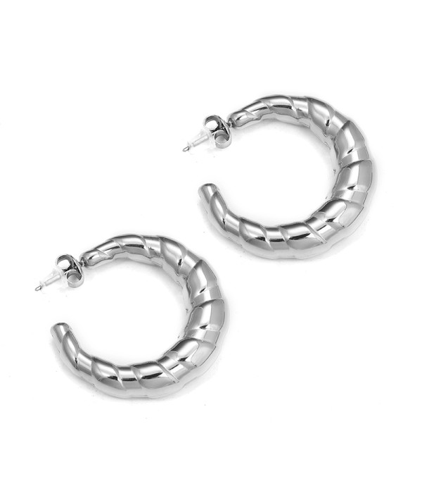 Pendientes de aro plateados trenzados con volumen