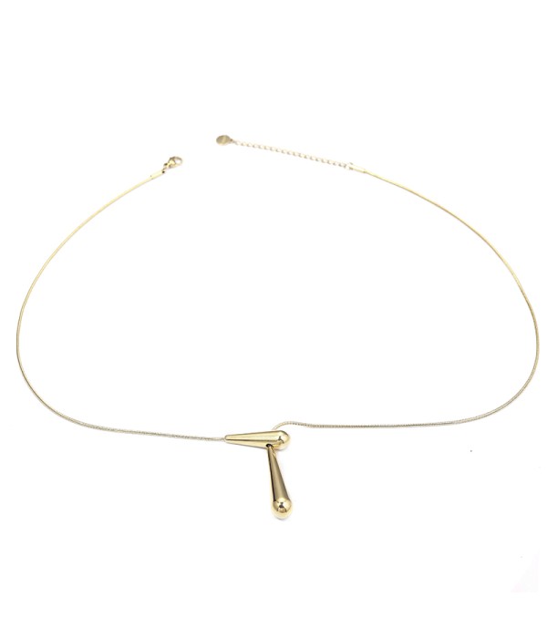 Collar dorada minimalista con colgante en forma de lágrima