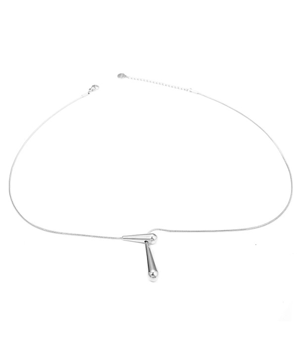 Collar plateada minimalista con colgante en forma de lágrima