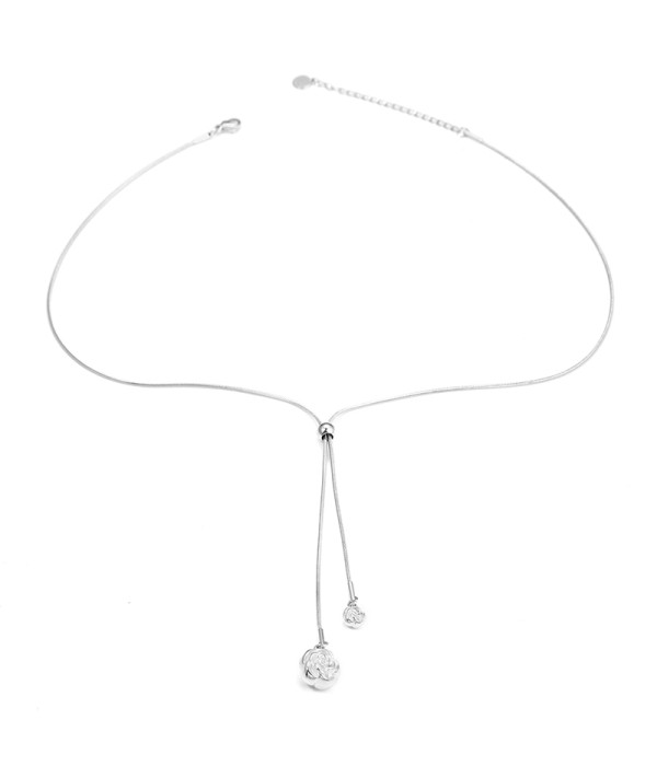 Collar plateado tipo lazo con detalles de rosas