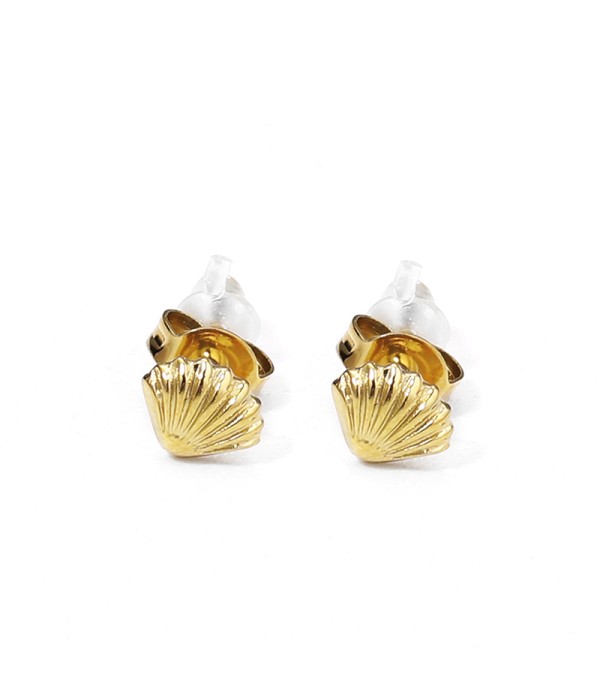Pendientes de concha dorada estilo minimalista