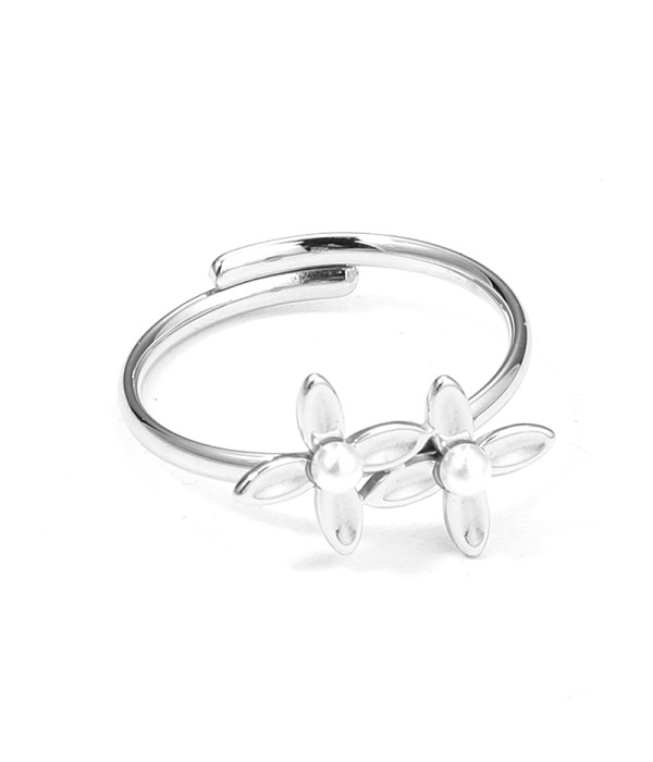 Anillo plateado ajustable con flores y perlas