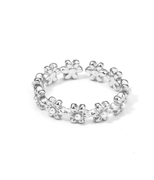 Anillo con flores y perlas en diseño continuo