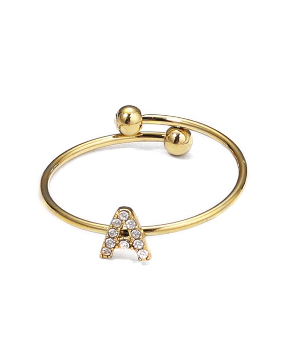 Anillo dorado con letra “A” y circonitas