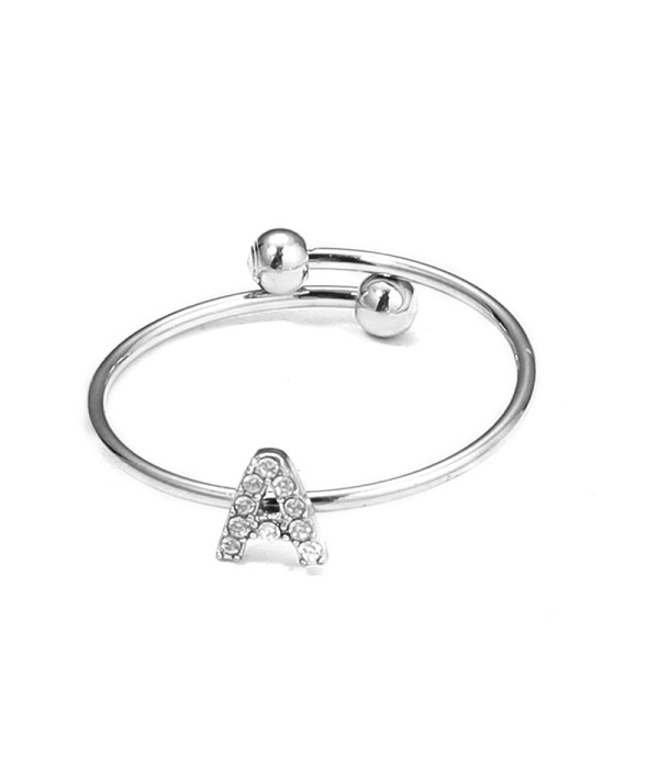 Anillo plateado con letra “A” y circonitas