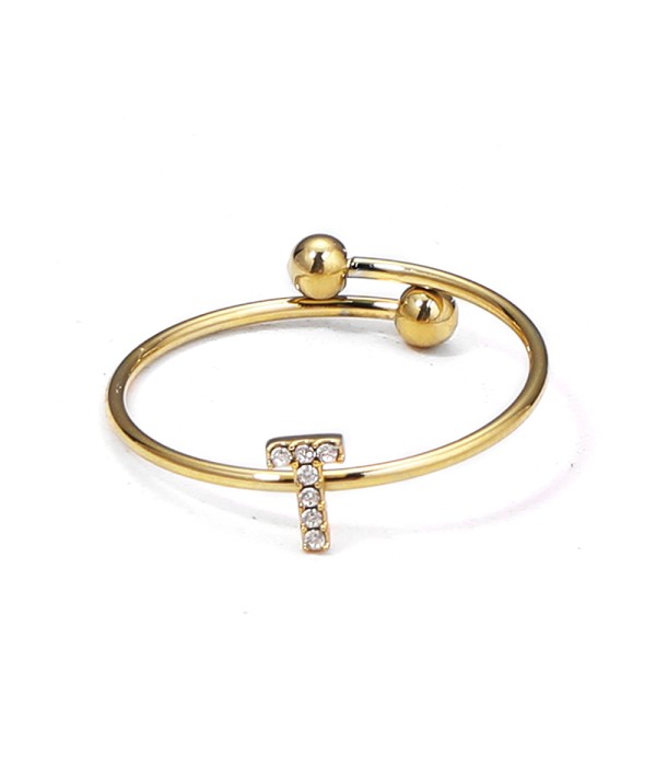 Anillo dorado con letra “T” y circonitas