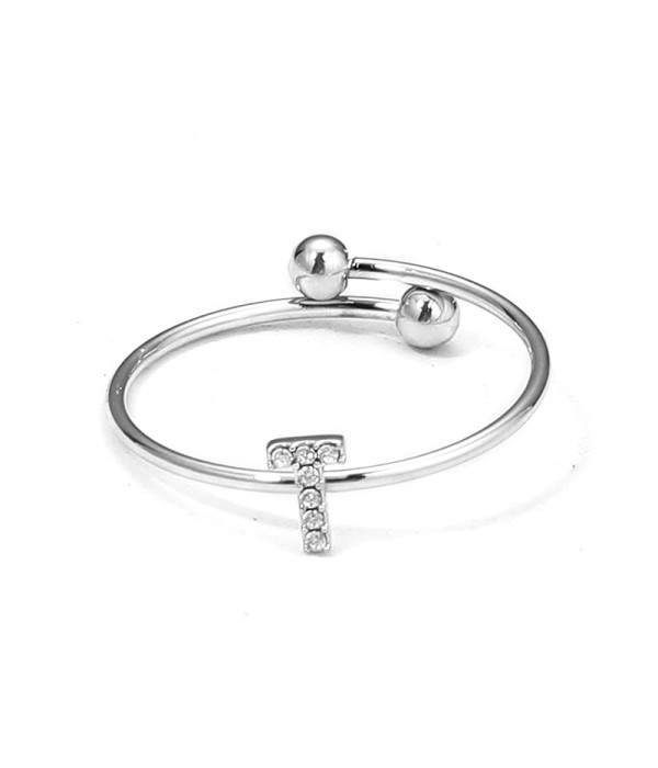 Anillo plateado con letra “T” y circonitas