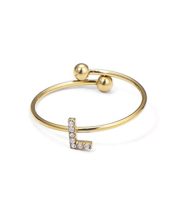 Anillo dorado con letra “L” y circonitas