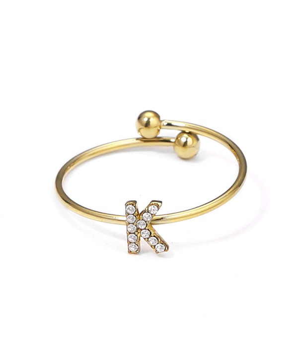 Anillo dorado con letra “K” y circonitas
