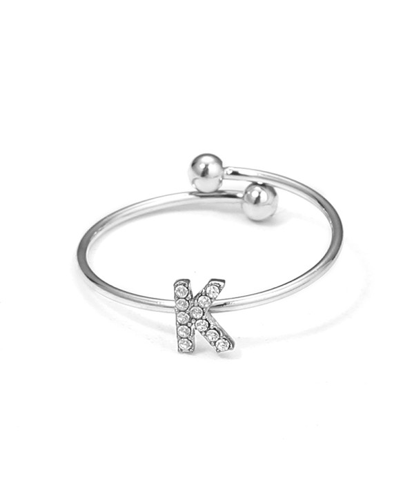 Anillo plateado con letra “K” y circonitas