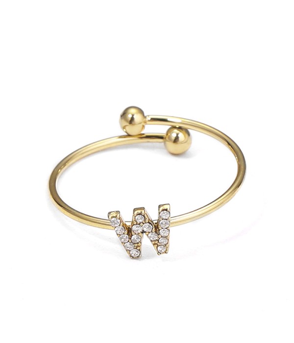 Anillo dorado con letra “W” y circonitas