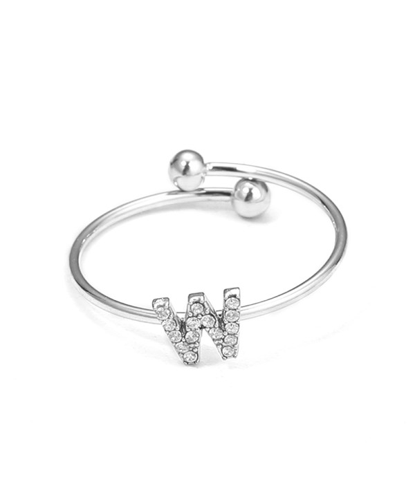 Anillo plateado con letra “W” y circonitas