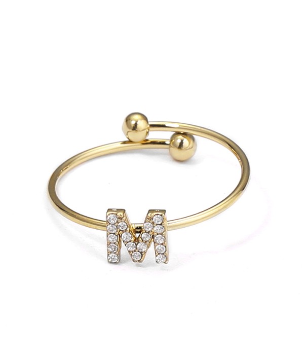 Anillo dorado con letra “M” y circonitas
