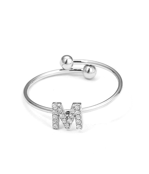 Anillo plateado con letra “M” y circonitas