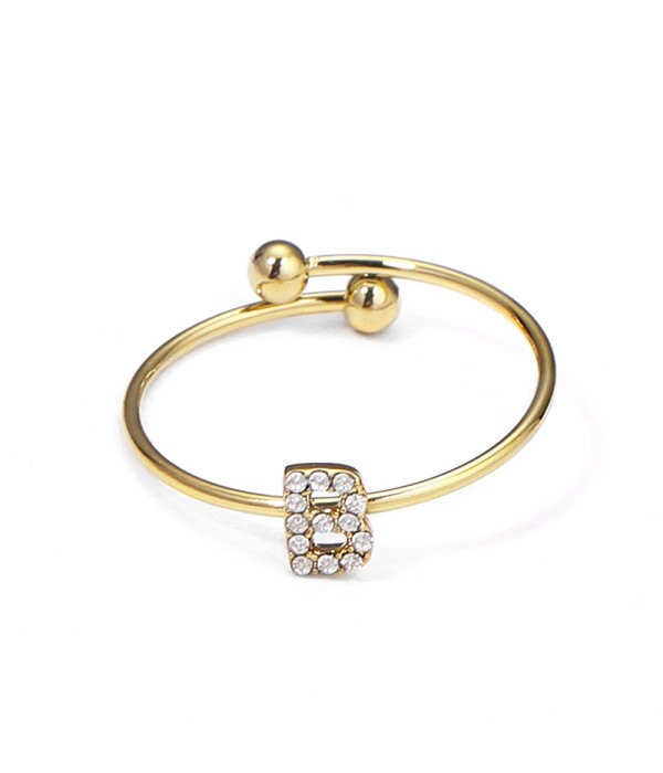 Anillo dorado con letra “B” y circonitas