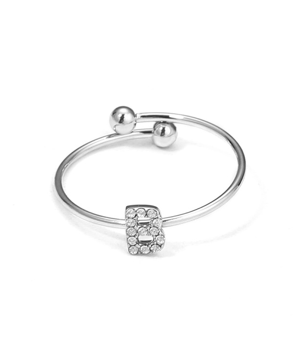 Anillo plateado con letra “B” y circonitas