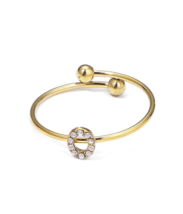 Anillo dorado con letra “O” y circonitas