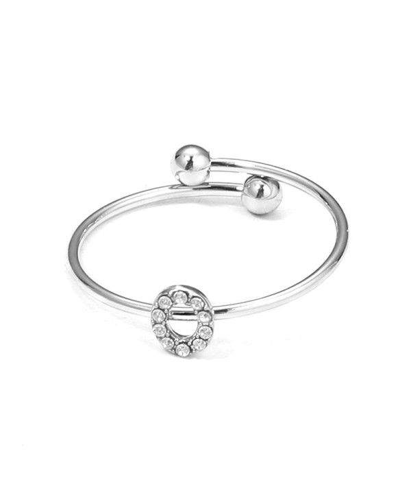 Anillo plateado con letra “O” y circonitas
