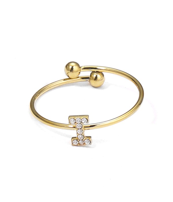 Anillo dorado con letra “I” y circonitas