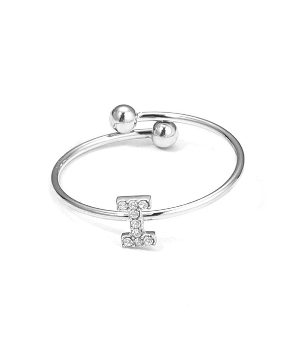 Anillo plateado con letra “I” y circonitas